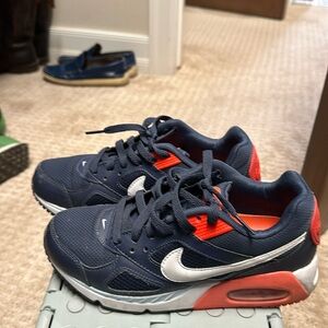 Nike women’s Air Max 6.5